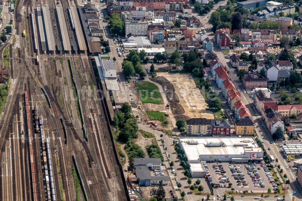 Offenburg aus der Vogelperspektive: Gleisanlagen der Abstellgleise und Rangier Anlagen am Depot des Betriebswerkes in Offenburg im Bundesland Baden-Württemberg, Deutschland