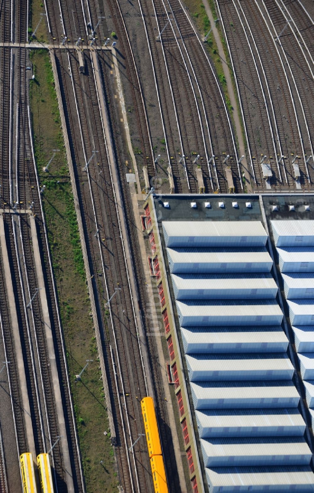 Berlin von oben - Gleisanlagen der U-Bahn der BVB am Depot des Betriebswerkes Britz in Berlin