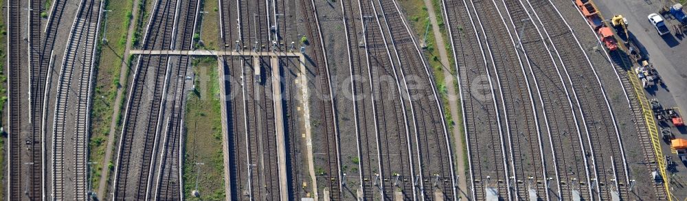 Berlin aus der Vogelperspektive: Gleisanlagen der U-Bahn der BVB am Depot des Betriebswerkes Britz in Berlin