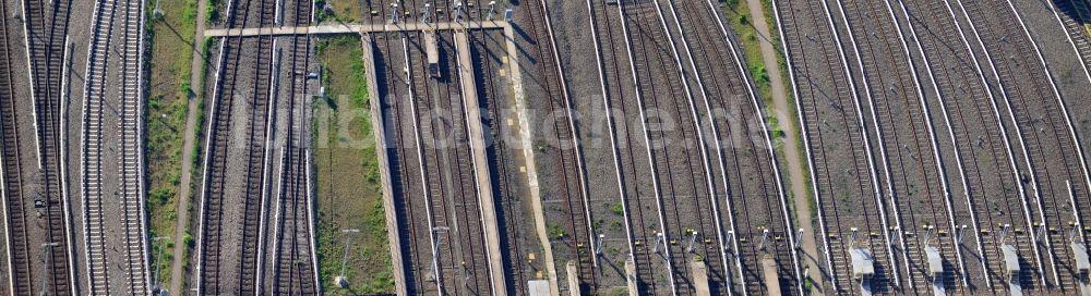 Luftbild Berlin - Gleisanlagen der U-Bahn der BVB am Depot des Betriebswerkes Britz in Berlin