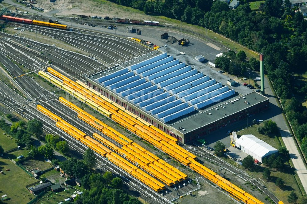 Luftaufnahme Berlin - Gleisanlagen der U-Bahn am Depot des Betriebswerkes im Ortsteil Neukölln in Berlin, Deutschland