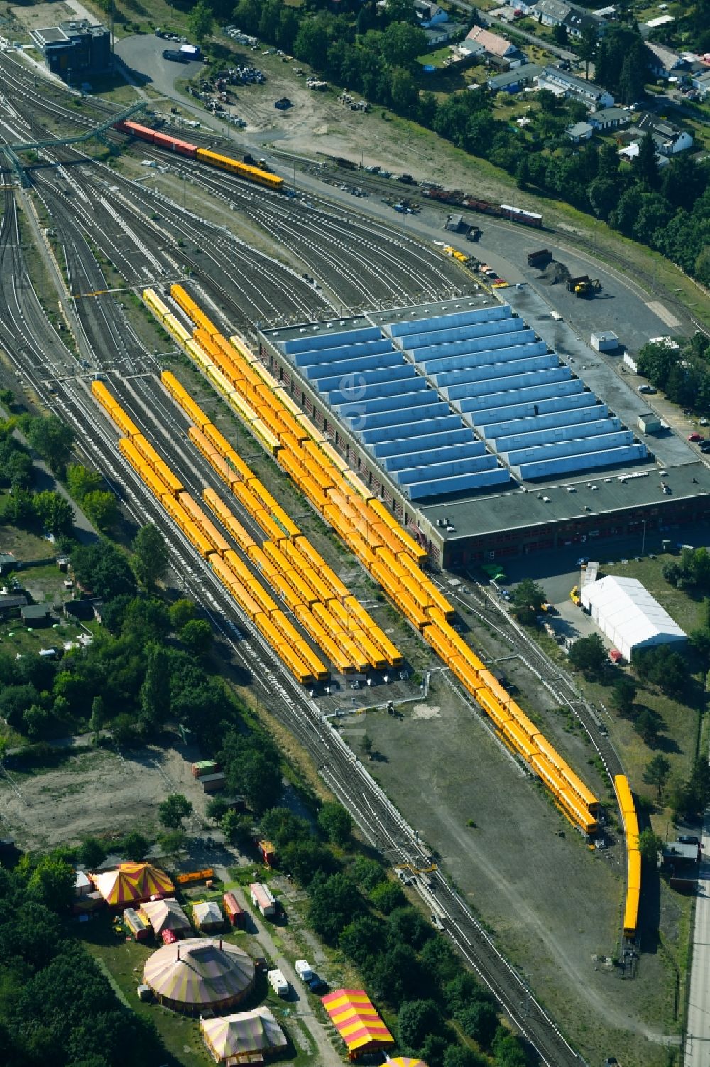 Berlin aus der Vogelperspektive: Gleisanlagen der U-Bahn am Depot des Betriebswerkes im Ortsteil Neukölln in Berlin, Deutschland