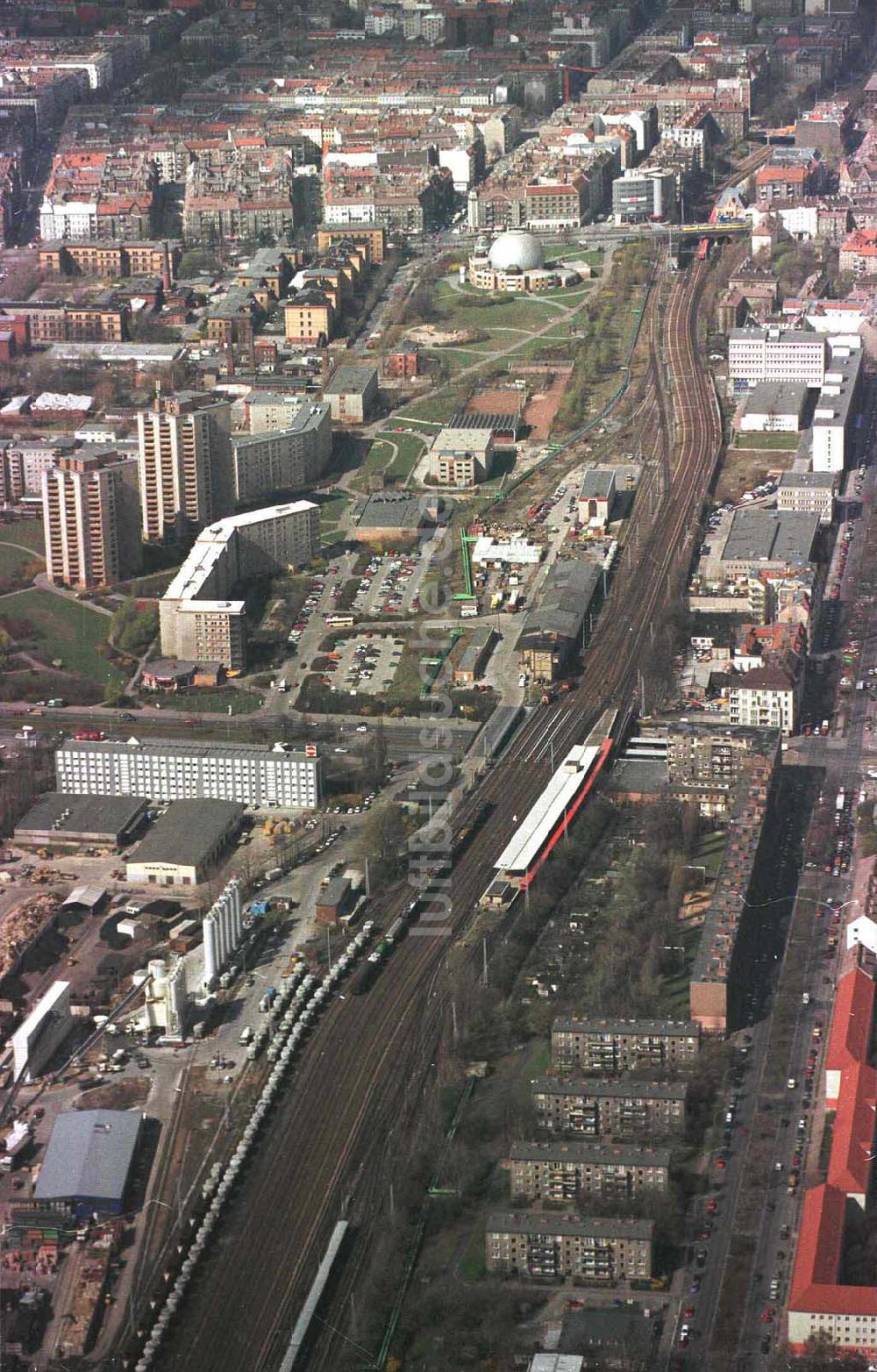 Berlin von oben - Gleisanlagen am S-Bahnhof Greifswalder Straße