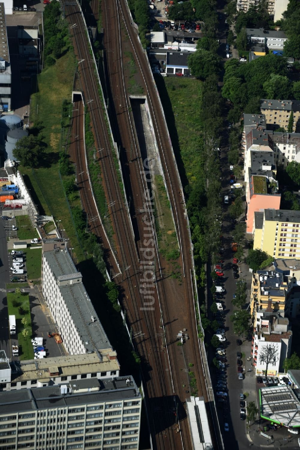 Berlin aus der Vogelperspektive: Gleisanlagen am S-Bahnhof Wedding im Stadtteil Wedding in Berlin