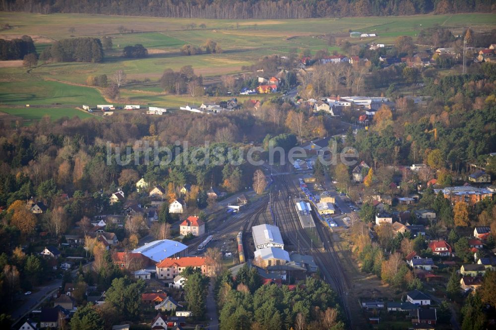 Basdorf aus der Vogelperspektive: Gleisanlagen und Bahnhofs- Gebäude der Deutschen Bahn in Basdorf im Bundesland Brandenburg