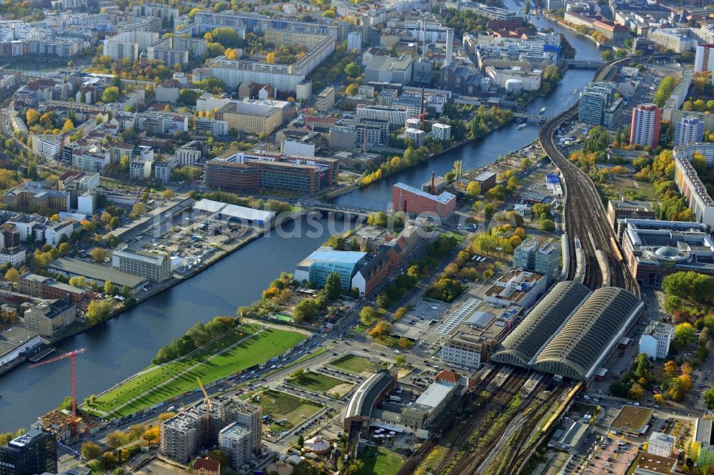 Luftbild Berlin Friedrichshain - Gleisanlagen und Bahnhofsgebäude des Berliner Ostbahnhof der Deutschen Bahn und der S- Bahn in Berlin