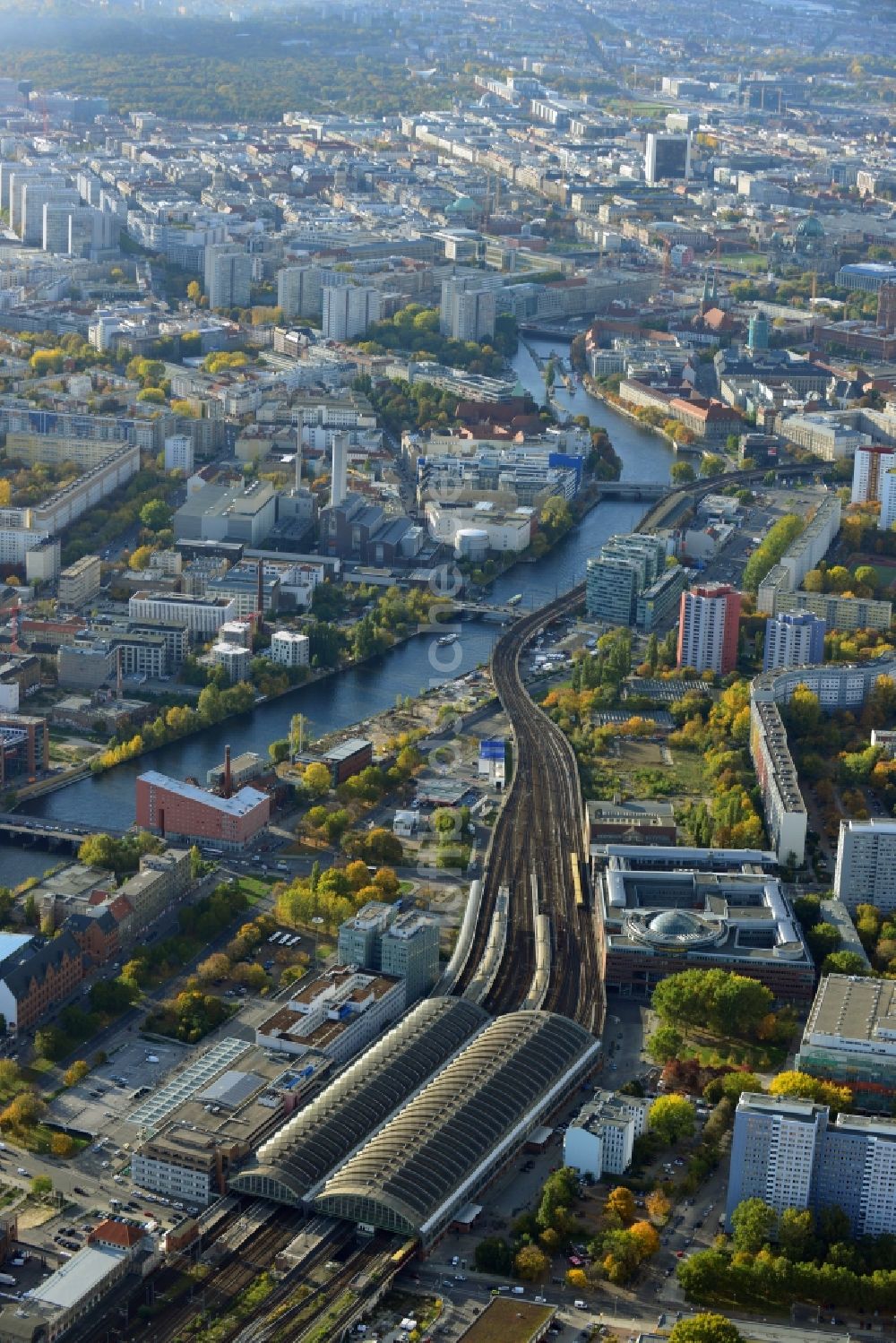 Berlin Friedrichshain aus der Vogelperspektive: Gleisanlagen und Bahnhofsgebäude des Berliner Ostbahnhof der Deutschen Bahn und der S- Bahn in Berlin