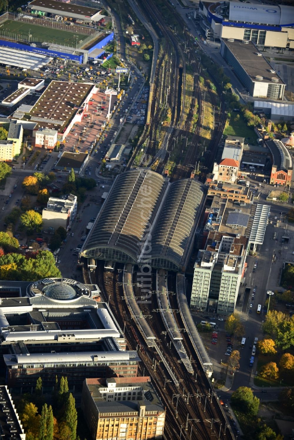 Luftbild Berlin Friedrichshain - Gleisanlagen und Bahnhofsgebäude des Berliner Ostbahnhof der Deutschen Bahn und der S- Bahn in Berlin