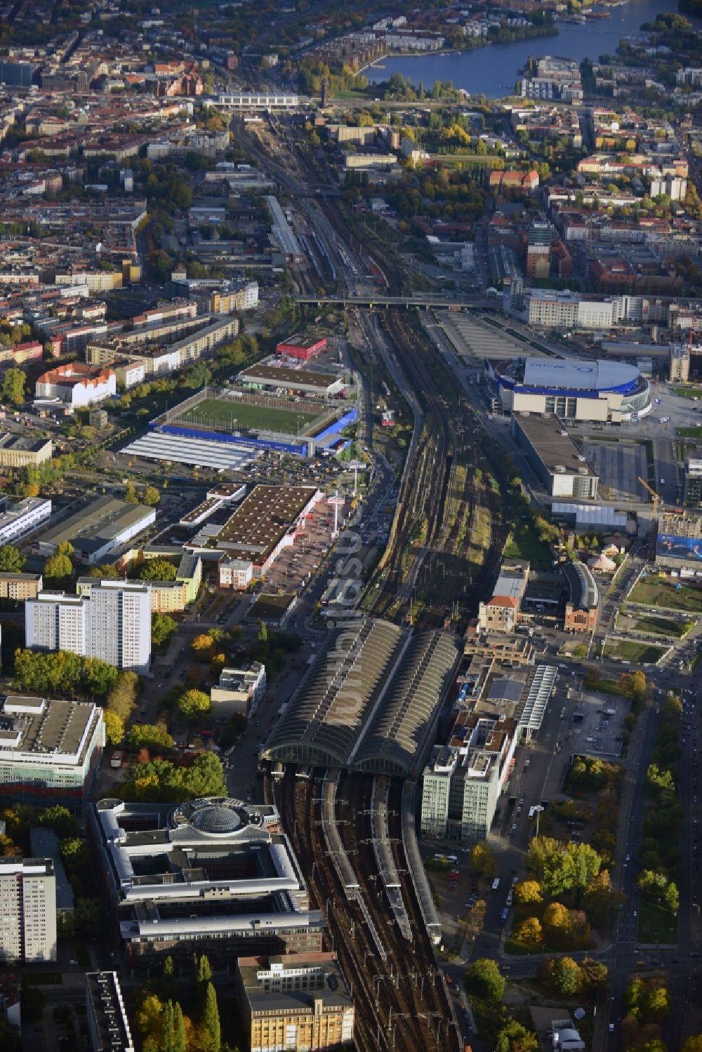 Berlin Friedrichshain von oben - Gleisanlagen und Bahnhofsgebäude des Berliner Ostbahnhof der Deutschen Bahn und der S- Bahn in Berlin