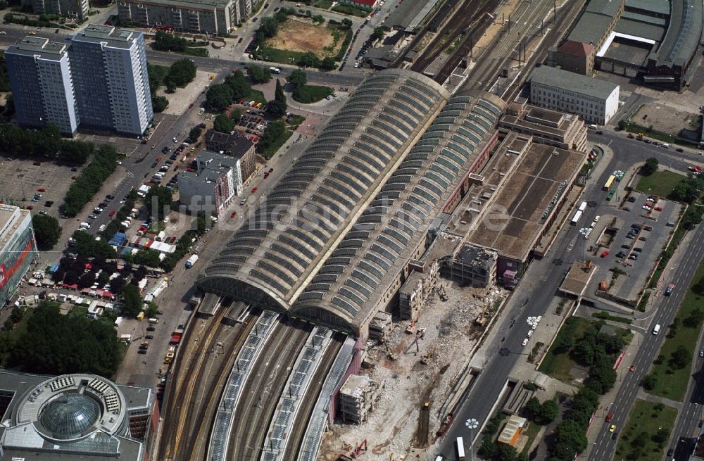 Luftbild Berlin Friedrichshain - Gleisanlagen und Bahnhofsgebäude des Berliner Ostbahnhof der Deutschen Bahn und der S- Bahn in Berlin