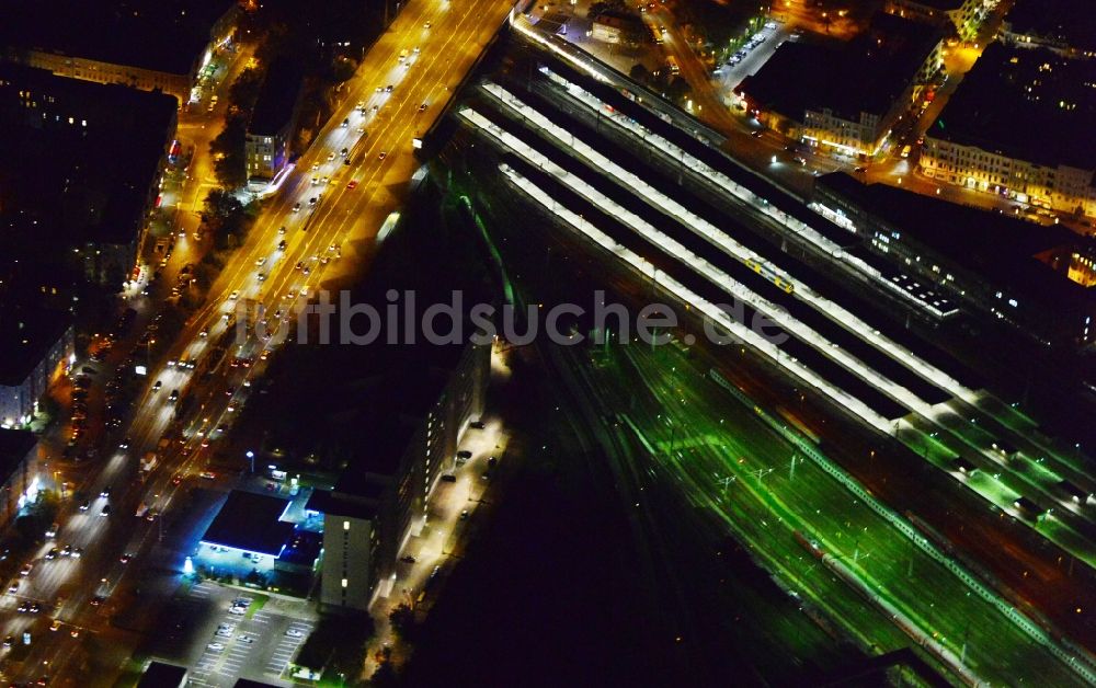 Berlin von oben - Gleisanlagen und Bahnsteige des Bahnhofes Lichtenberg in Berlin