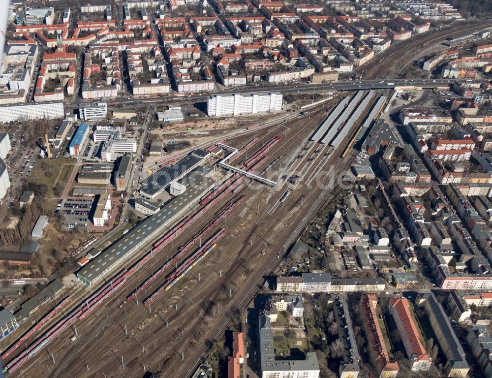 Luftaufnahme Berlin - Gleisanlagen und Bahnsteige des Bahnhofes Lichtenberg in Berlin