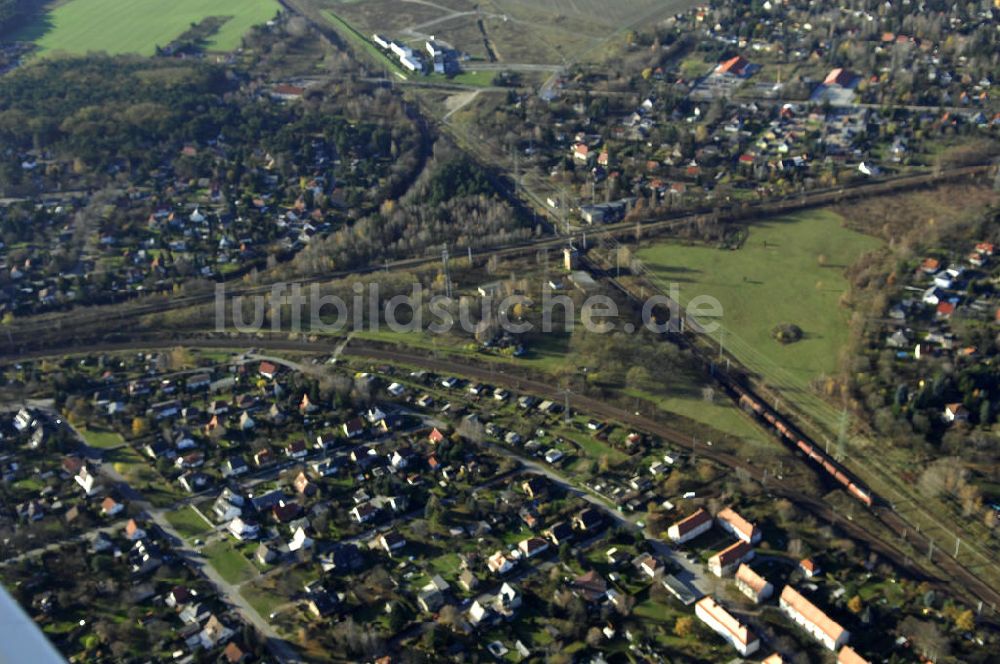 MAHHLOW aus der Vogelperspektive: Gleisanlagen der Deutschen Bahn an Mahlower Kurve