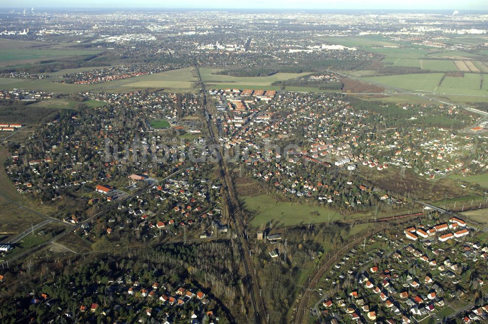 MAHHLOW aus der Vogelperspektive: Gleisanlagen der Deutschen Bahn an Mahlower Kurve