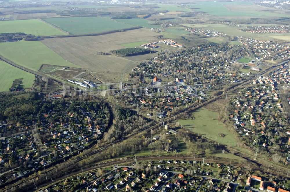 MAHHLOW aus der Vogelperspektive: Gleisanlagen der Deutschen Bahn an Mahlower Kurve