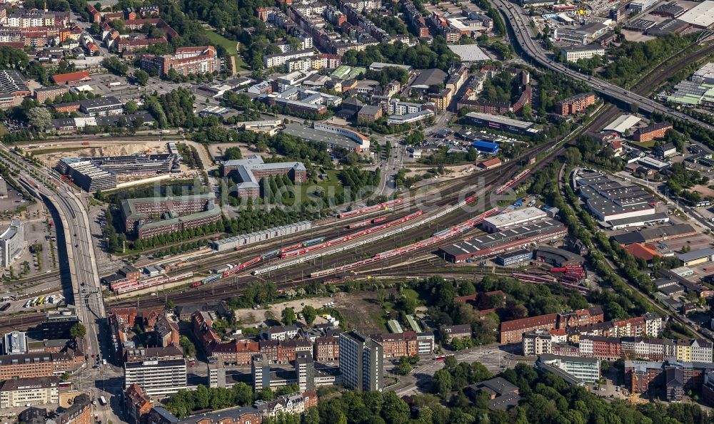 Luftaufnahme Kiel - Gleisanlagen der Deutschen Bahn zwischen Gablenzbrücke - Gablenzstraße und Theodor-Heusss-Ring in Kiel im Bundesland Schleswig-Holstein, Deutschland