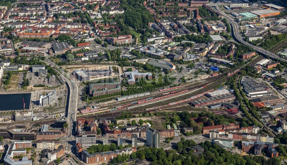 Kiel aus der Vogelperspektive: Gleisanlagen der Deutschen Bahn zwischen Gablenzbrücke - Gablenzstraße und Theodor-Heusss-Ring in Kiel im Bundesland Schleswig-Holstein, Deutschland