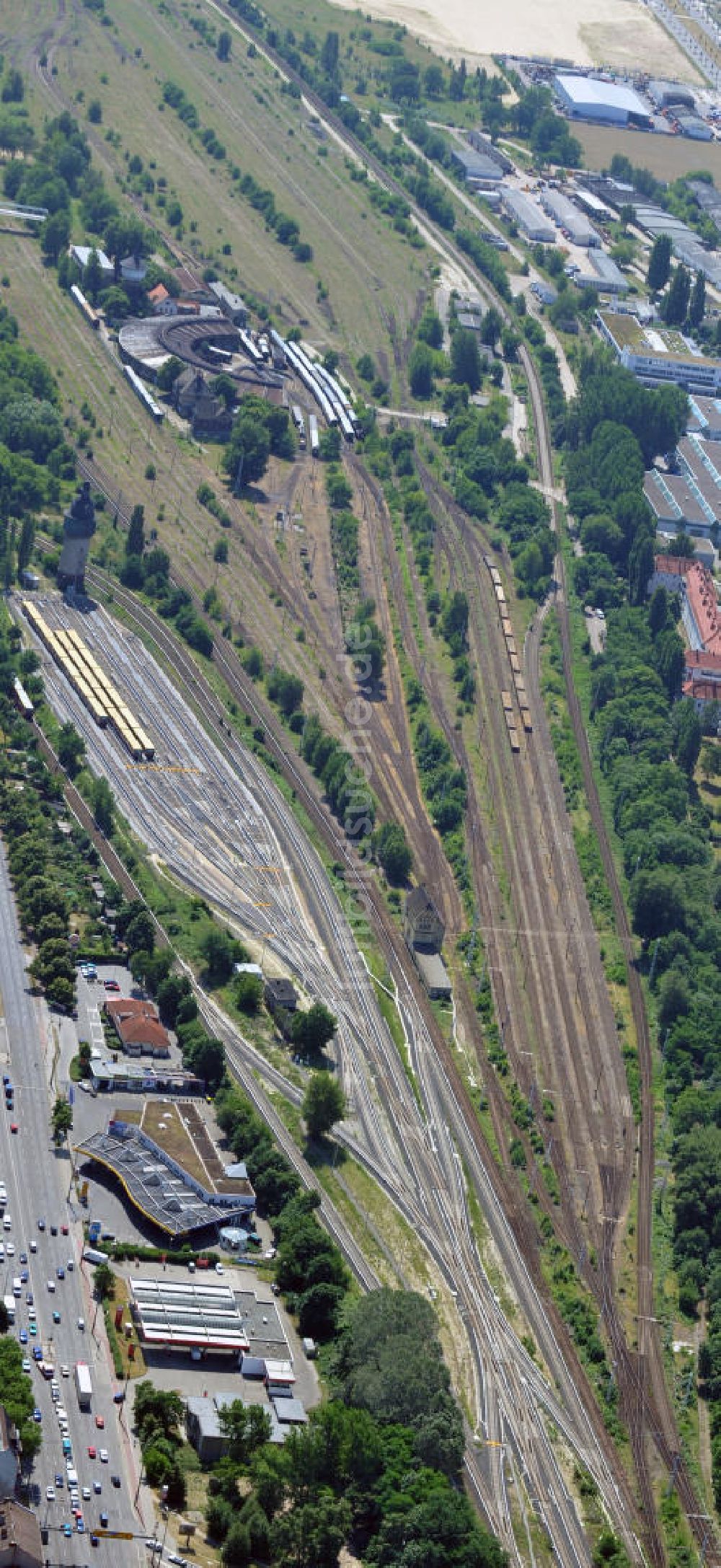 Berlin von oben - Gleisanlagen auf dem ehemaligen Güter- und Rangierbahnhof am S- Bahnhof Betriebsbahnhof Schöneweide in Berlin