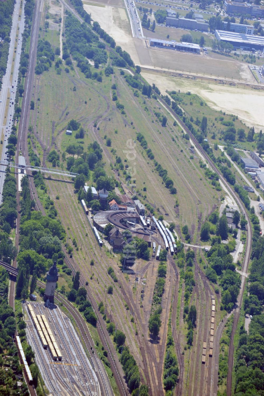 Berlin aus der Vogelperspektive: Gleisanlagen auf dem ehemaligen Güter- und Rangierbahnhof am S- Bahnhof Betriebsbahnhof Schöneweide in Berlin