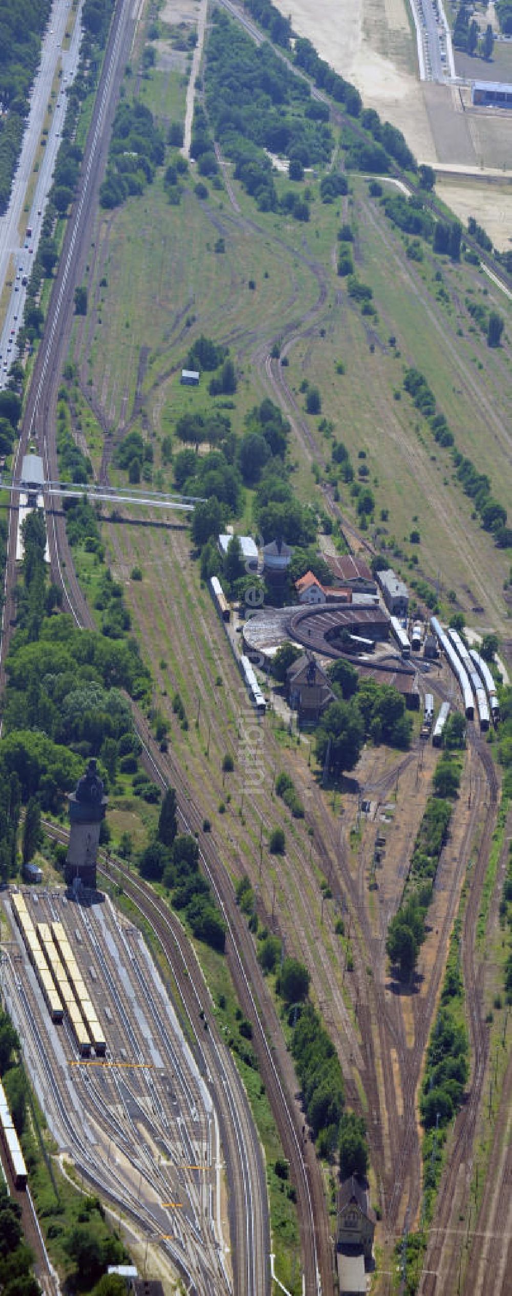 Luftbild Berlin - Gleisanlagen auf dem ehemaligen Güter- und Rangierbahnhof am S- Bahnhof Betriebsbahnhof Schöneweide in Berlin