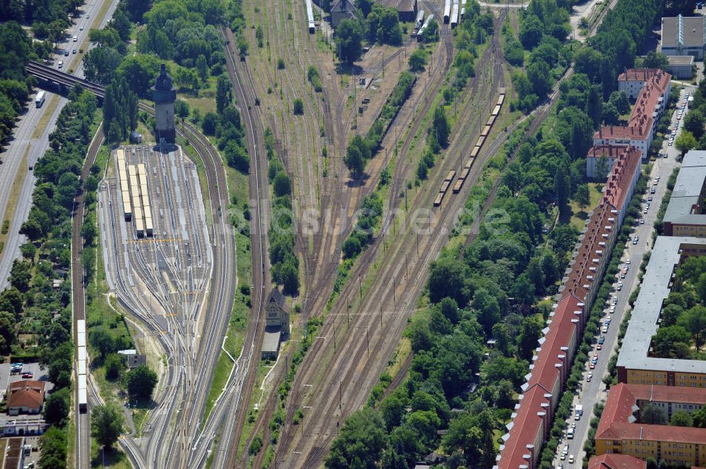 Berlin von oben - Gleisanlagen auf dem ehemaligen Güter- und Rangierbahnhof am S- Bahnhof Betriebsbahnhof Schöneweide in Berlin