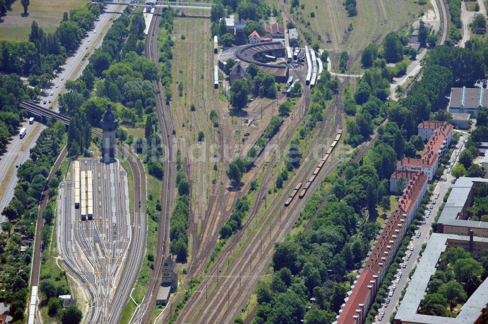 Berlin aus der Vogelperspektive: Gleisanlagen auf dem ehemaligen Güter- und Rangierbahnhof am S- Bahnhof Betriebsbahnhof Schöneweide in Berlin