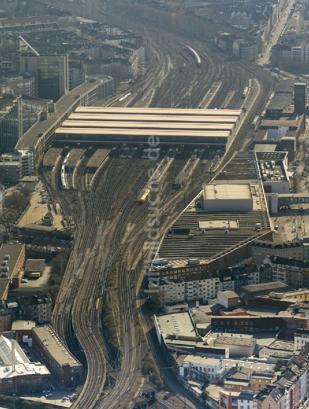 Düsseldorf von oben - Gleisanlagen und Gebäude des Hauptbahnhof der Deutschen Bahn in Düsseldorf im Bundesland Nordrhein-Westfalen NRW