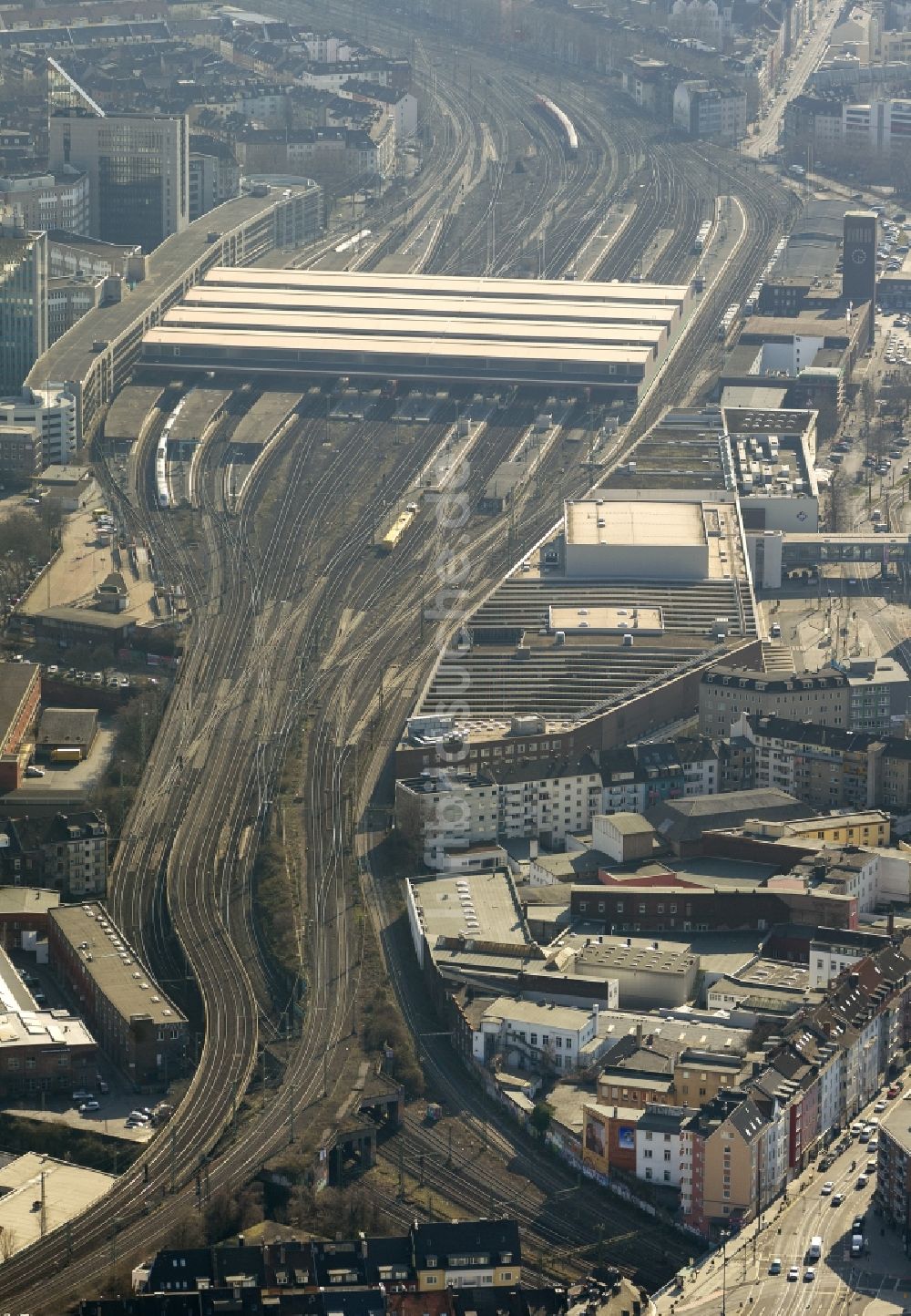 Düsseldorf aus der Vogelperspektive: Gleisanlagen und Gebäude des Hauptbahnhof der Deutschen Bahn in Düsseldorf im Bundesland Nordrhein-Westfalen NRW