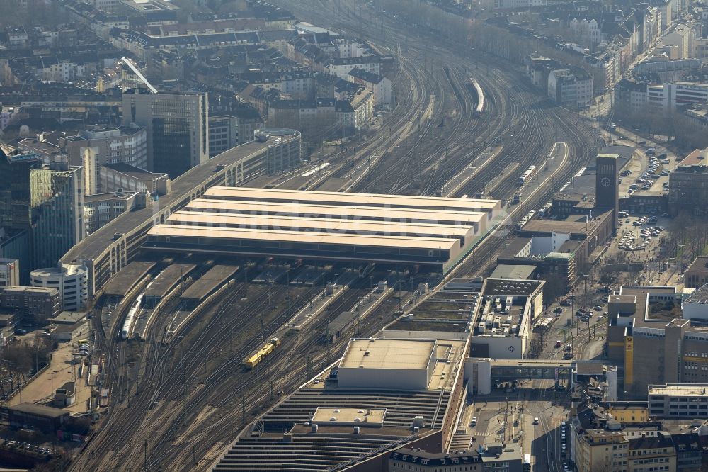 Luftbild Düsseldorf - Gleisanlagen und Gebäude des Hauptbahnhof der Deutschen Bahn in Düsseldorf im Bundesland Nordrhein-Westfalen NRW