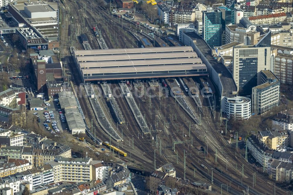 Luftaufnahme Düsseldorf - Gleisanlagen und Gebäude des Hauptbahnhof der Deutschen Bahn in Düsseldorf im Bundesland Nordrhein-Westfalen NRW