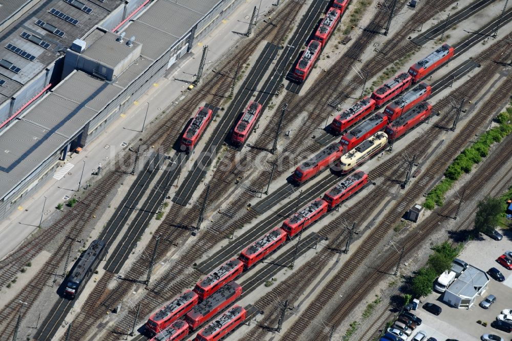 München aus der Vogelperspektive: Gleisanlagen der Lokomotiven und Triebfahrzeuge am Depot des Betriebswerkes im Ortsteil Laim in München im Bundesland Bayern, Deutschland