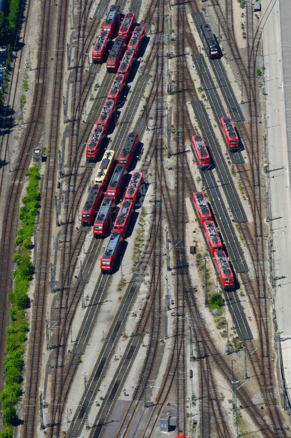 München aus der Vogelperspektive: Gleisanlagen der Lokomotiven und Triebfahrzeuge am Depot des Betriebswerkes im Ortsteil Laim in München im Bundesland Bayern, Deutschland