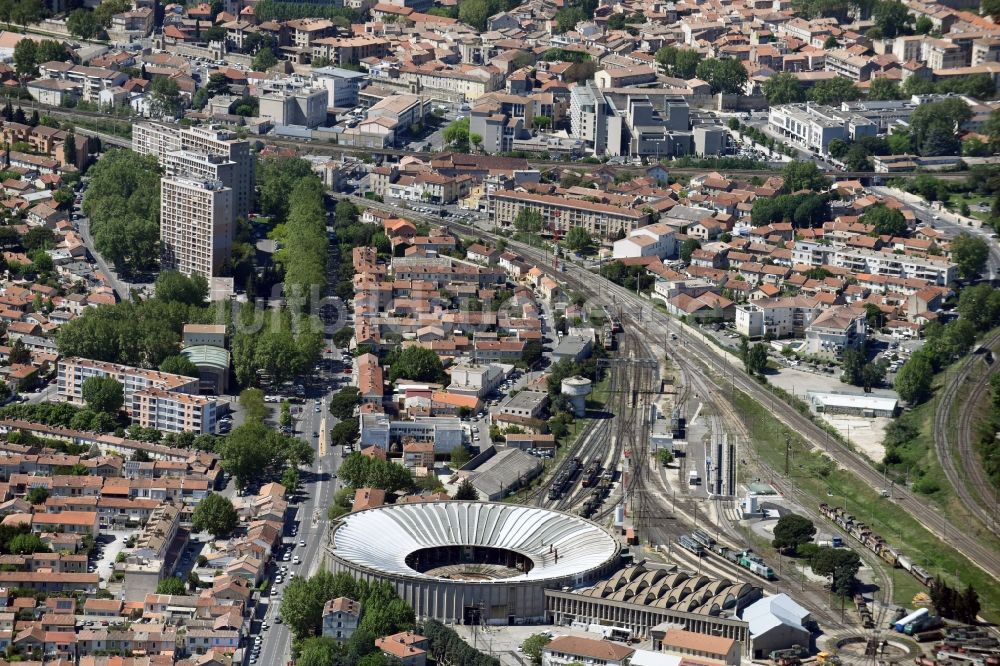 Avignon von oben - Gleisanlagen am Rundschuppen - Triebfahrzeughalle des Bahn- Betriebswerkes an der Avennue Pierre Semard in Avignon in Provence-Alpes-Cote d'Azur, Frankreich