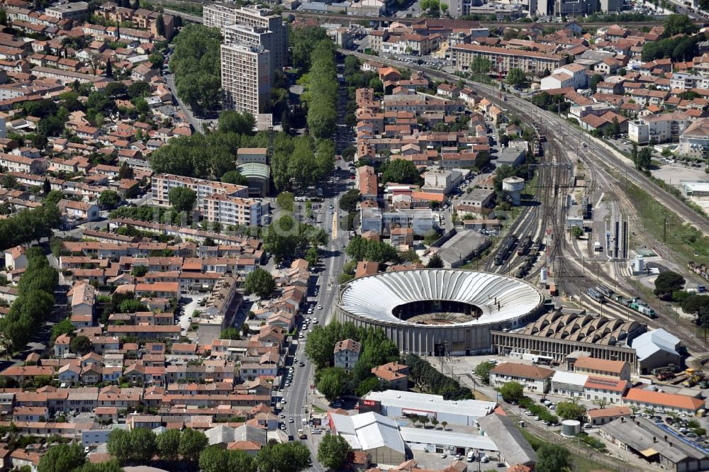 Avignon aus der Vogelperspektive: Gleisanlagen am Rundschuppen - Triebfahrzeughalle des Bahn- Betriebswerkes an der Avennue Pierre Semard in Avignon in Provence-Alpes-Cote d'Azur, Frankreich