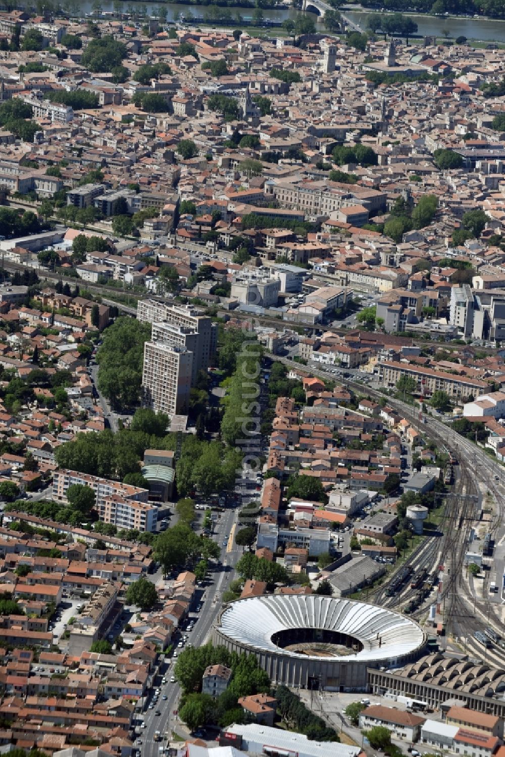 Luftaufnahme Avignon - Gleisanlagen am Rundschuppen - Triebfahrzeughalle des Bahn- Betriebswerkes an der Avennue Pierre Semard in Avignon in Provence-Alpes-Cote d'Azur, Frankreich