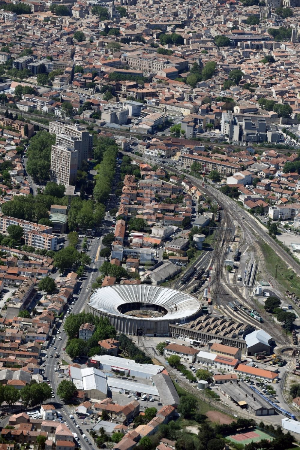 Avignon von oben - Gleisanlagen am Rundschuppen - Triebfahrzeughalle des Bahn- Betriebswerkes an der Avennue Pierre Semard in Avignon in Provence-Alpes-Cote d'Azur, Frankreich