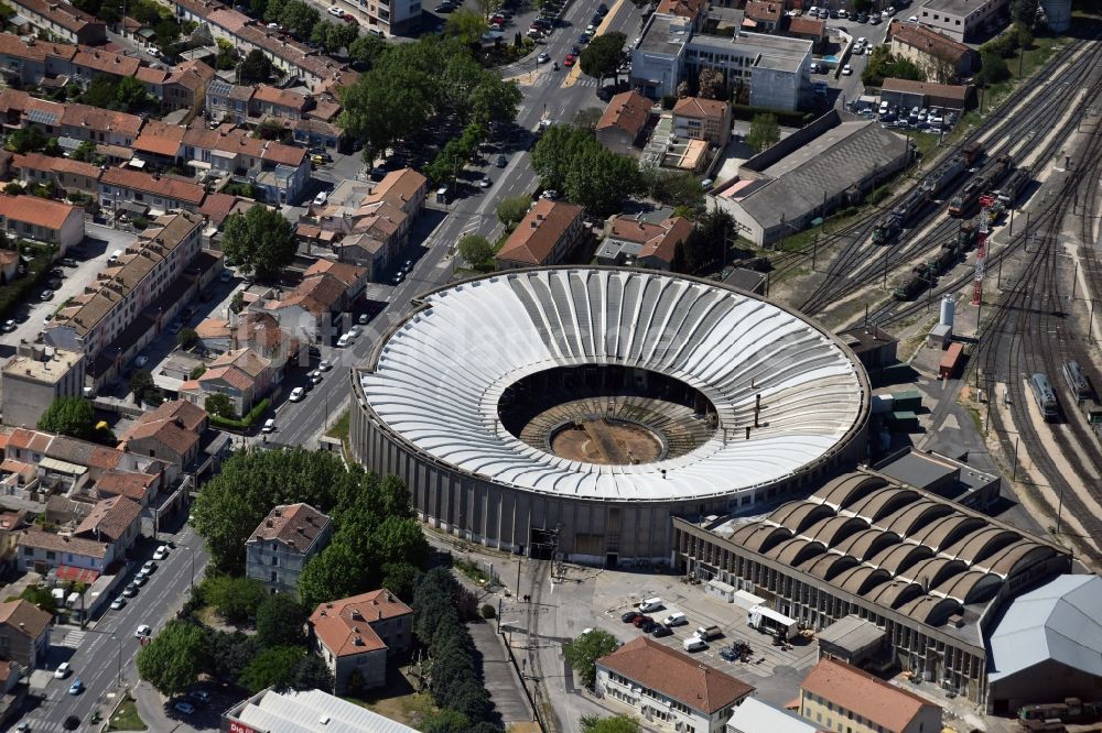 Avignon aus der Vogelperspektive: Gleisanlagen am Rundschuppen - Triebfahrzeughalle des Bahn- Betriebswerkes an der Avennue Pierre Semard in Avignon in Provence-Alpes-Cote d'Azur, Frankreich