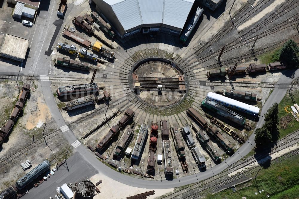 Avignon aus der Vogelperspektive: Gleisanlagen am Rundschuppen - Triebfahrzeughalle des Bahn- Betriebswerkes an der Avennue Pierre Semard in Avignon in Provence-Alpes-Cote d'Azur, Frankreich