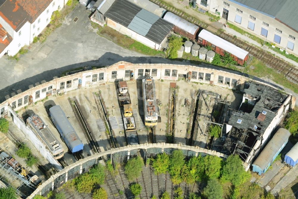 Augsburg aus der Vogelperspektive: Gleisanlagen am Rundschuppen - Triebfahrzeughalle des Bahn- Betriebswerkes - Bahnpark in Augsburg im Bundesland Bayern