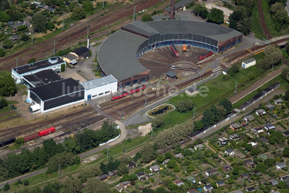 Luftbild Cottbus - Gleisanlagen am Rundschuppen - Triebfahrzeughalle des Bahn- Betriebswerkes in Cottbus im Bundesland Brandenburg, Deutschland