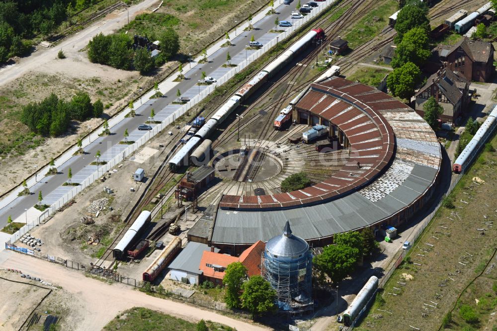 Berlin aus der Vogelperspektive: Gleisanlagen am Rundschuppen - Triebfahrzeughalle des Bahn- Betriebswerkes Eisenbahnmuseum Bw Schöneweide in Berlin, Deutschland