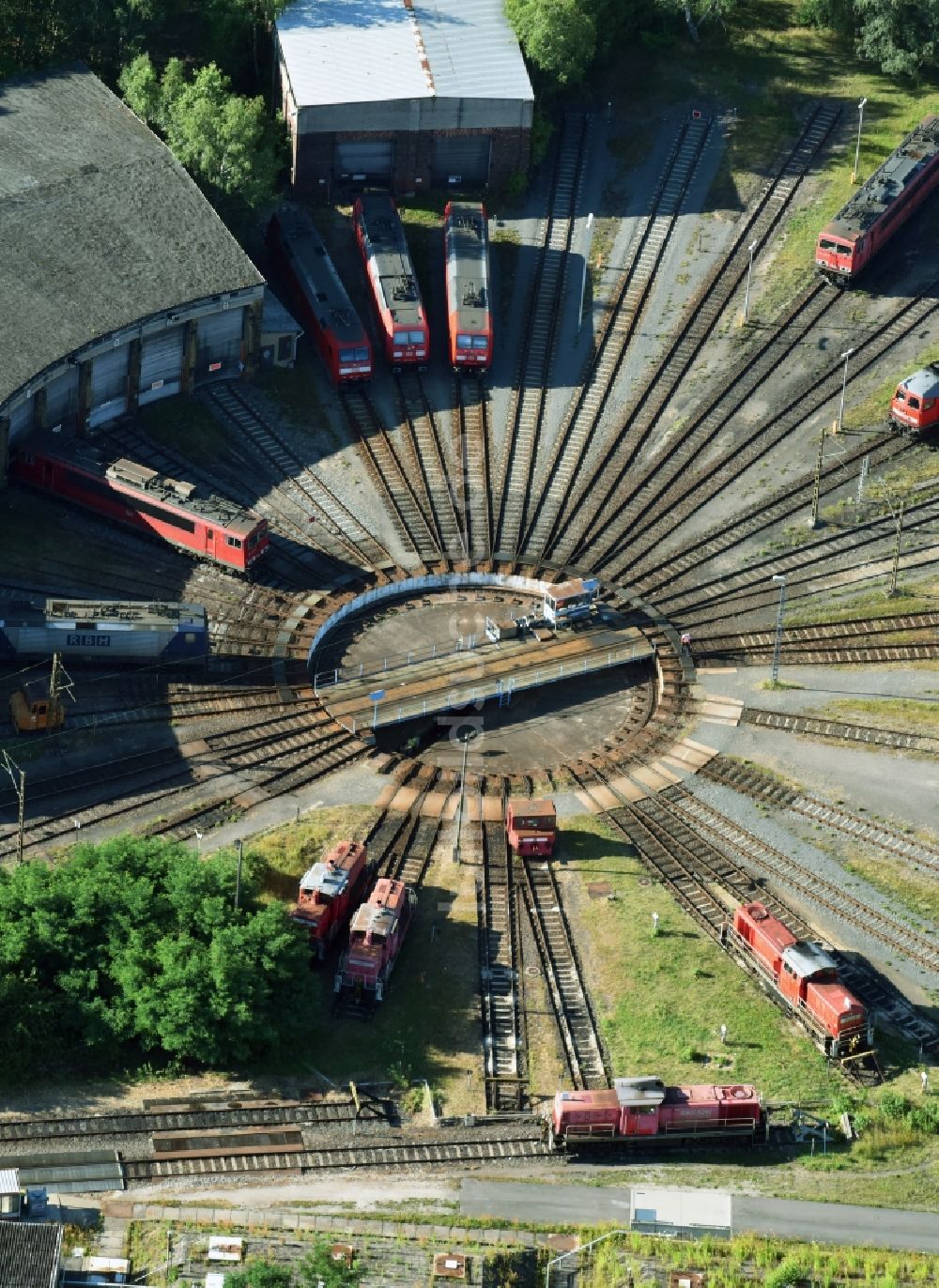 Luftaufnahme Leipzig - Gleisanlagen am Rundschuppen - Triebfahrzeughalle des Bahn- Betriebswerkes Engelsdorf in Leipzig im Bundesland Sachsen