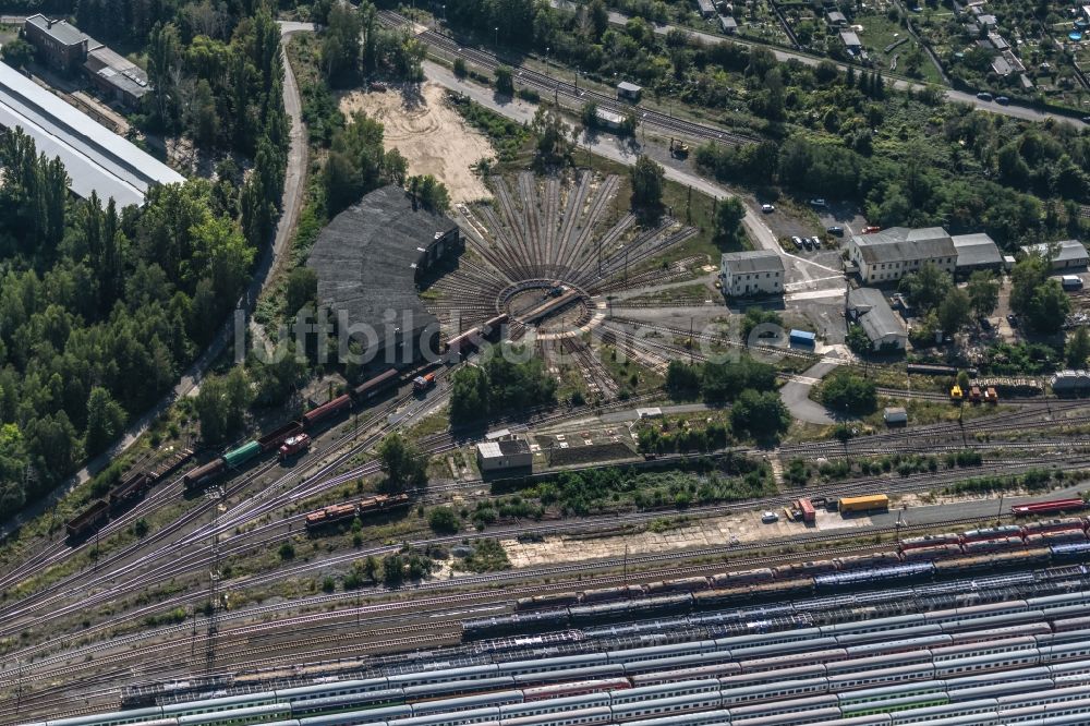 Leipzig aus der Vogelperspektive: Gleisanlagen am Rundschuppen - Triebfahrzeughalle des Bahn- Betriebswerkes Engelsdorf in Leipzig im Bundesland Sachsen