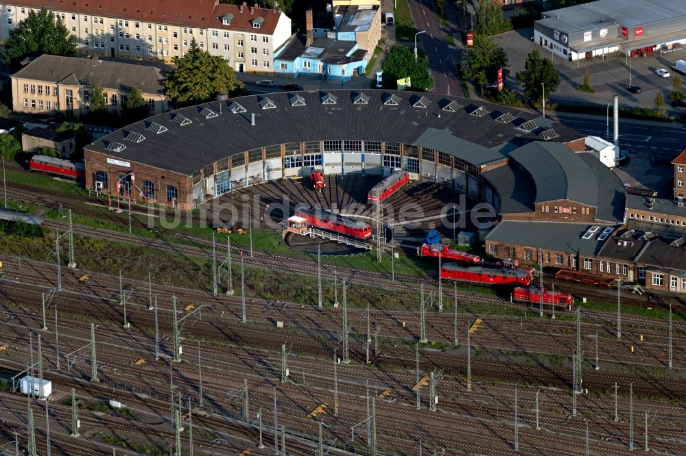 Luftbild Halle (Saale) - Gleisanlagen am Rundschuppen - Triebfahrzeughalle des Bahn- Betriebswerkes in Halle (Saale) im Bundesland Sachsen-Anhalt, Deutschland