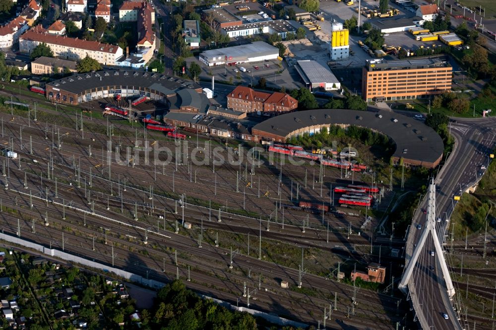 Halle (Saale) von oben - Gleisanlagen am Rundschuppen - Triebfahrzeughalle des Bahn- Betriebswerkes in Halle (Saale) im Bundesland Sachsen-Anhalt, Deutschland