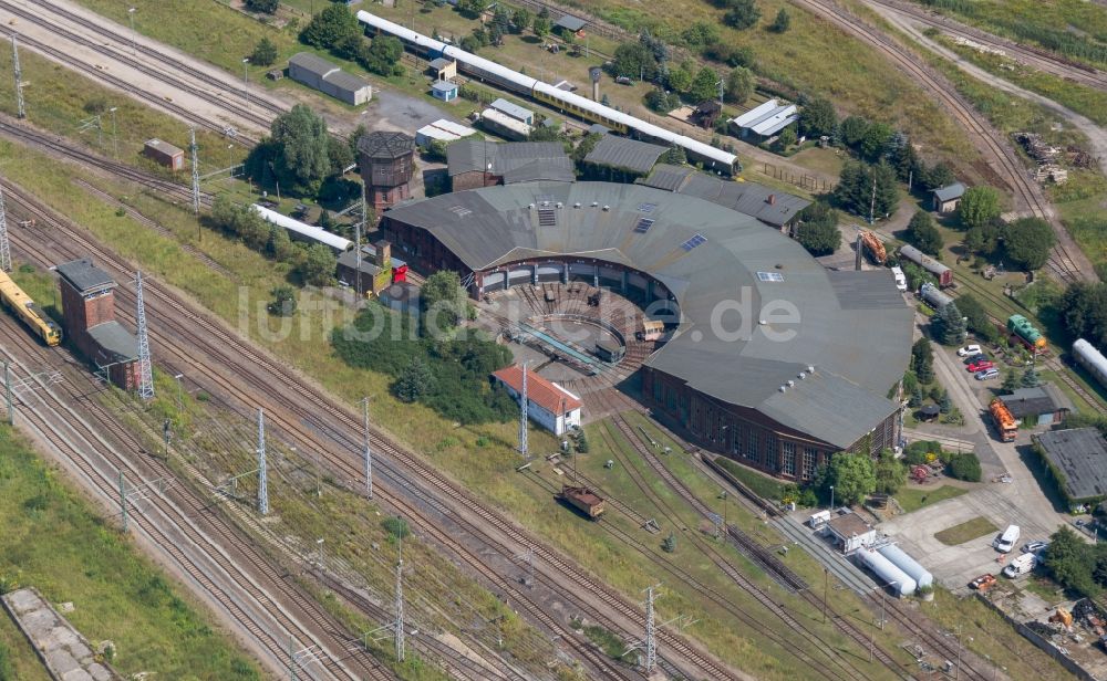 Pasewalk aus der Vogelperspektive: Gleisanlagen am Rundschuppen - Triebfahrzeughalle des Bahn- Betriebswerkes Lokschuppen Pomerania in Pasewalk im Bundesland Mecklenburg-Vorpommern, Deutschland