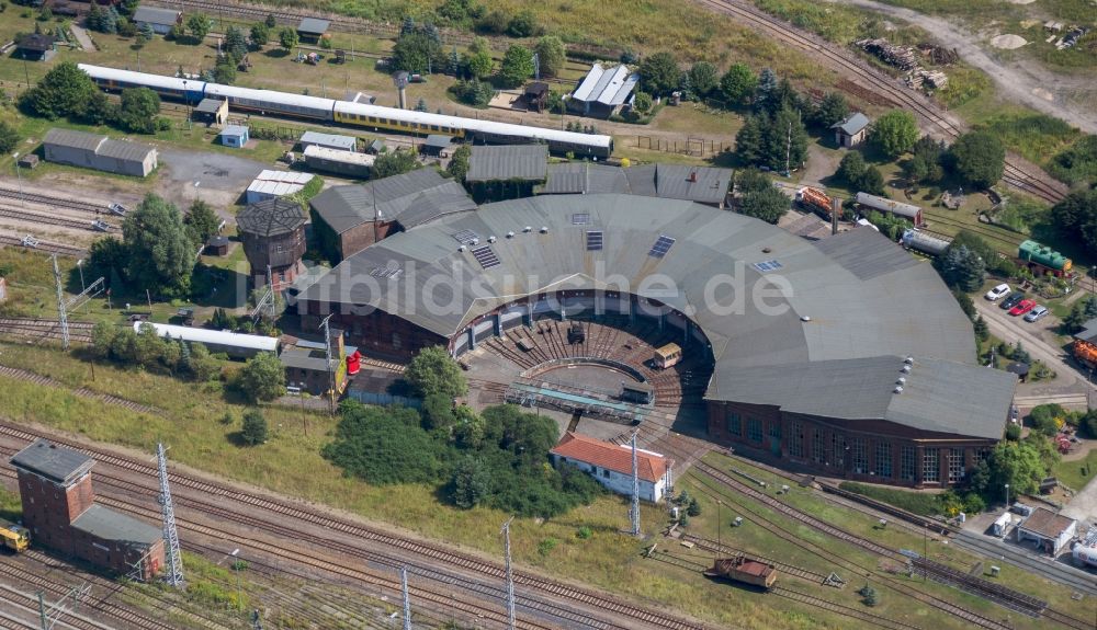 Luftbild Pasewalk - Gleisanlagen am Rundschuppen - Triebfahrzeughalle des Bahn- Betriebswerkes Lokschuppen Pomerania in Pasewalk im Bundesland Mecklenburg-Vorpommern, Deutschland