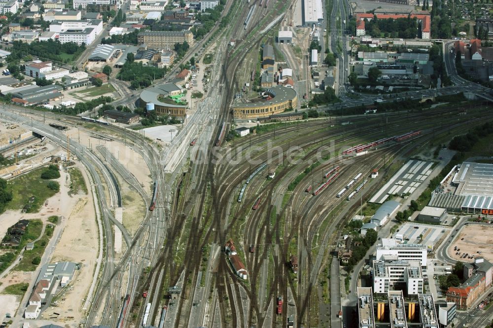 Luftaufnahme Leipzig - Gleisanlagen am Rundschuppen - Triebfahrzeughalle des Bahn- Betriebswerkes Nordost in Leipzig im Bundesland Sachsen