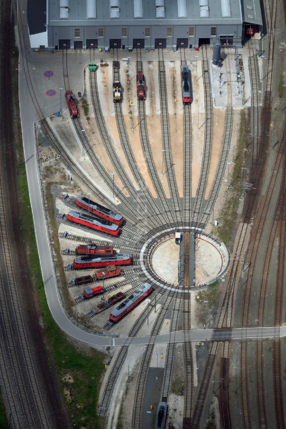 Nürnberg von oben - Gleisanlagen am Rundschuppen - Triebfahrzeughalle des Bahn- Betriebswerkes im Ortsteil Rangierbahnhof in Nürnberg im Bundesland Bayern, Deutschland