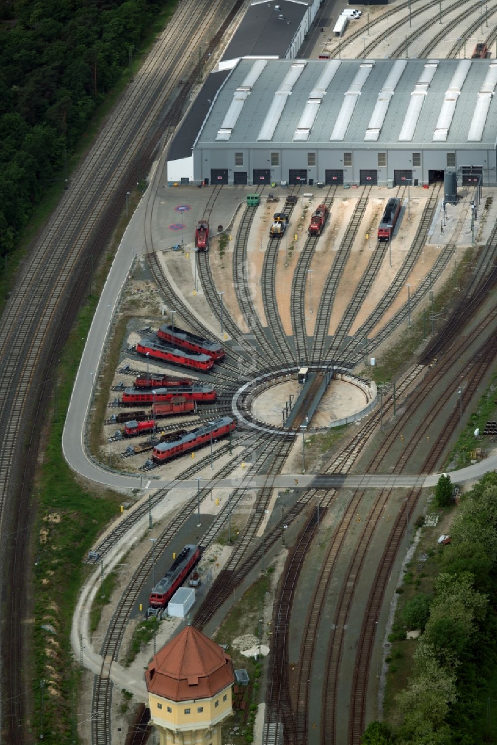 Luftaufnahme Nürnberg - Gleisanlagen am Rundschuppen - Triebfahrzeughalle des Bahn- Betriebswerkes im Ortsteil Rangierbahnhof in Nürnberg im Bundesland Bayern, Deutschland